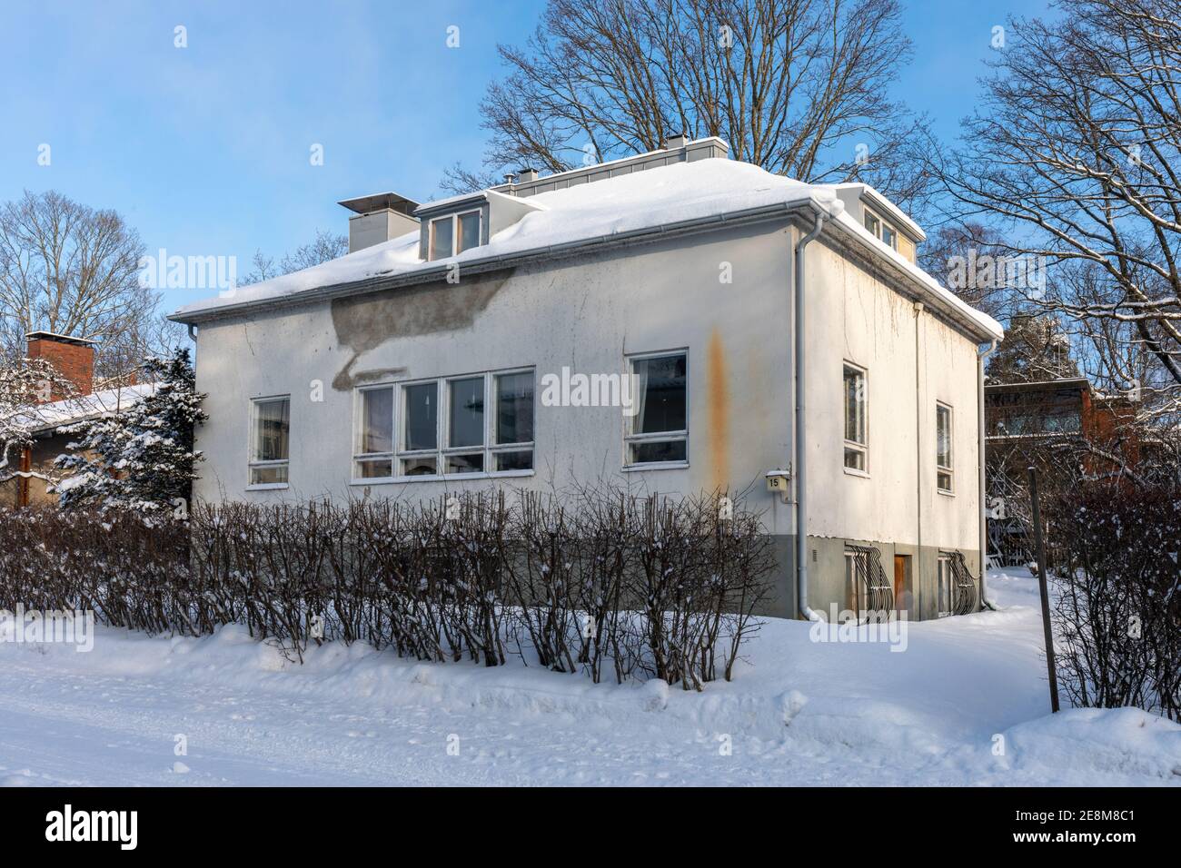Weißes Wohnhaus in der Solnantie 15 im Winter im finnischen Munkkiniemi-Viertel Stockfoto
