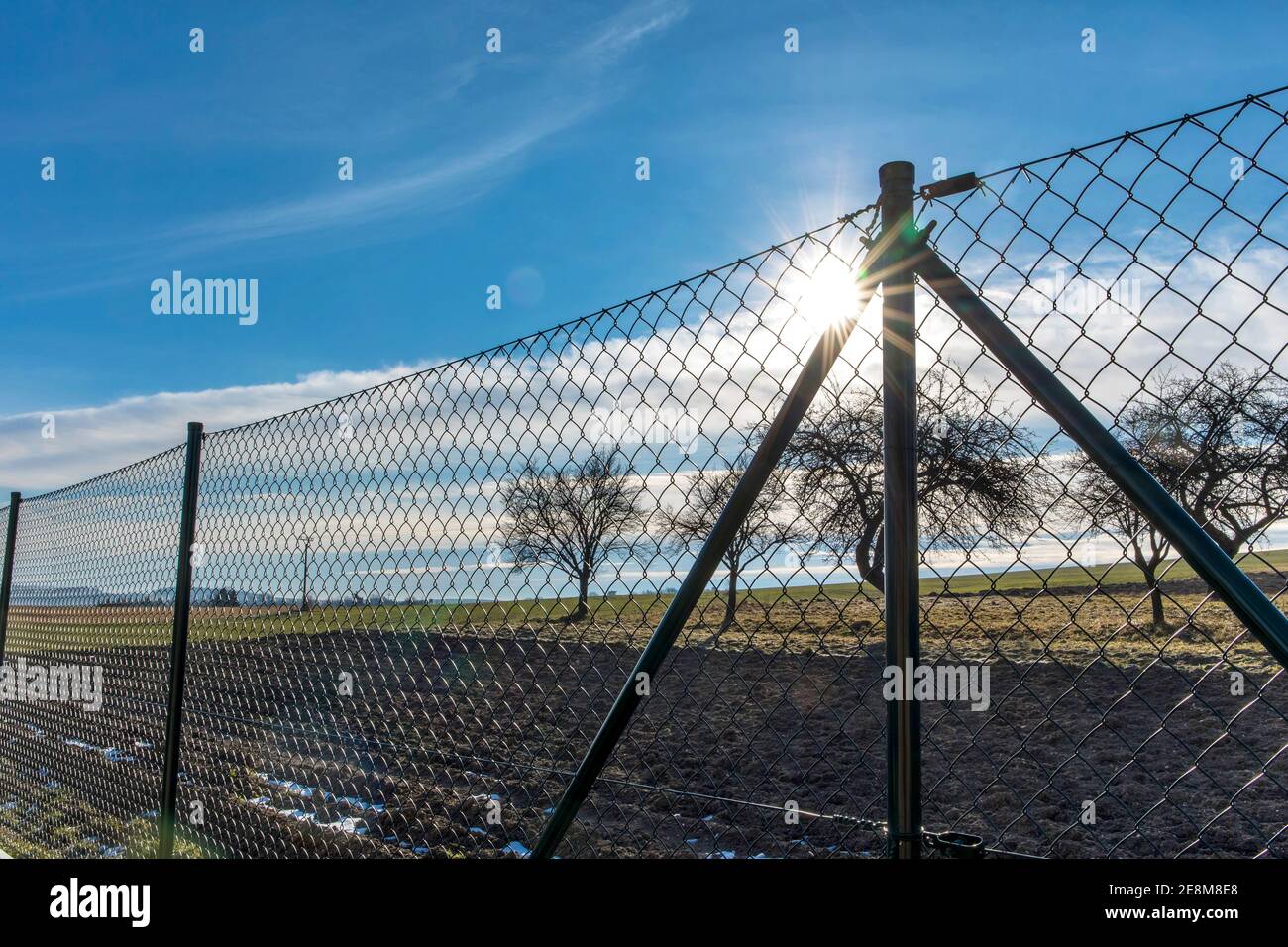 Gruner Drahtzaun Privateigentum Zaun Um Den Garten Sonnenaufgang Hinter Dem Zaun Stockfotografie Alamy