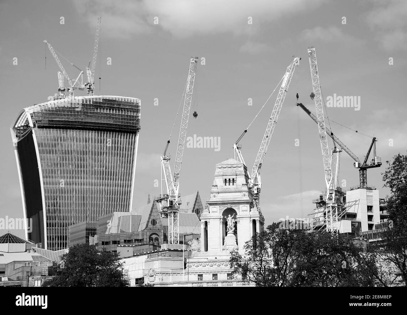 LONDON, ENGLAND, UK - 3. MAI 2014: Blick auf 20 Fenchurch Street Building (Spitzname 'Walkie-Talkie') im Bau und altmodische Gebäude Stockfoto