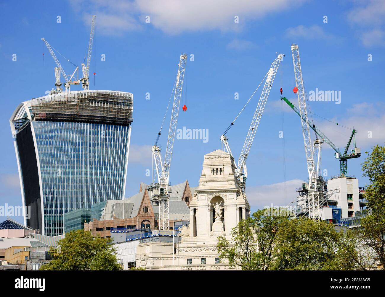 LONDON, ENGLAND, UK - 3. MAI 2014: Blick auf 20 Fenchurch Street Building (Spitzname 'Walkie-Talkie') im Bau und altmodische Gebäude Stockfoto
