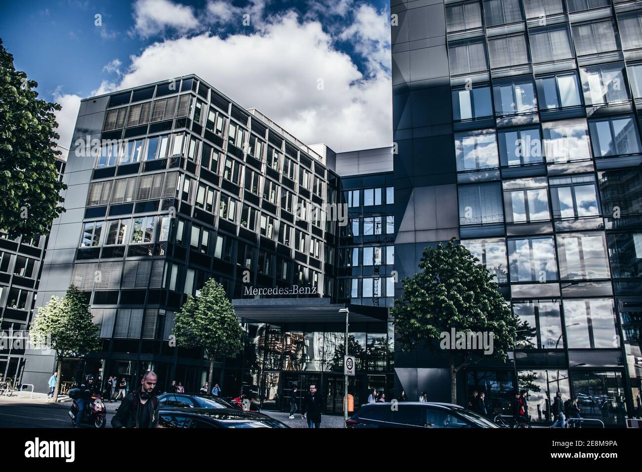 14 Mai 2019 Berlin, Deutschland - Moderne Architektur Gebäude aus Glas und Metall in Berlin. Mercedes Benz Büroturm. Stockfoto