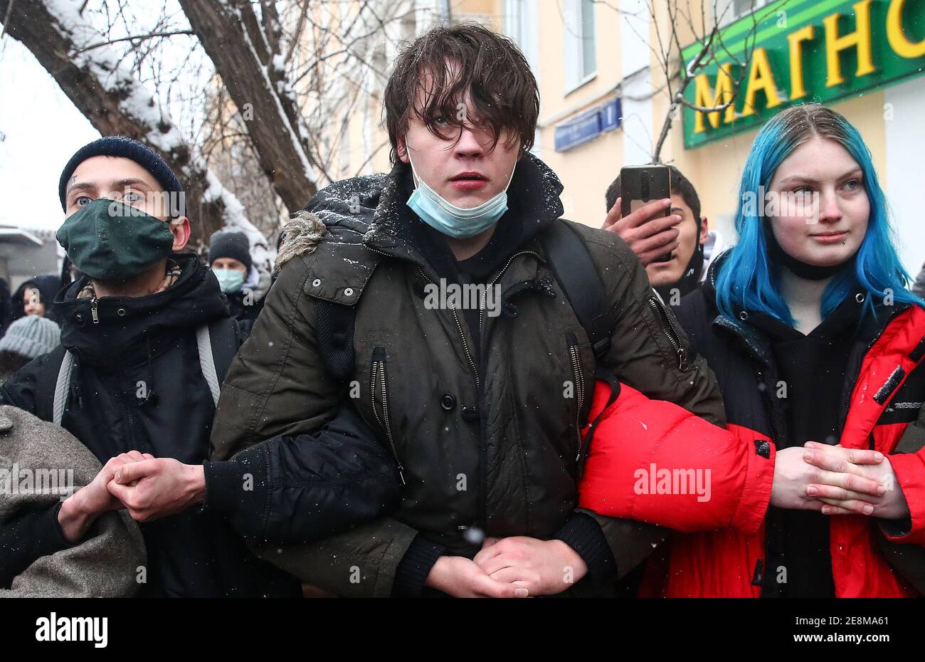 Moskau, Russland. Januar 2021. Die Menschen nehmen an einer nicht autorisierten Kundgebung zur Unterstützung des russischen Oppositionellen Alexej Nawalny in der Nähe der Untersuchungshaftanstalt Matrosskaya Tishina Teil. Im Zusammenhang mit Protesten wurden die Fußgängerbewegung und der öffentliche Verkehr im Zentrum Moskaus eingeschränkt. Der Zugang zu mehreren Bahnhöfen der Moskauer Metro wurde vorübergehend geschlossen, mit Zügen fahren, ohne zu stoppen. Kredit: Valery Sharifulin/TASS/Alamy Live Nachrichten Stockfoto