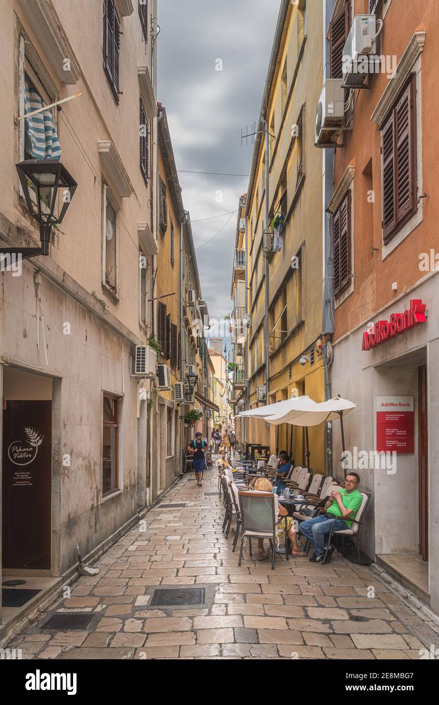 Zadar, Kroatien, Juli 2019 Touristen entspannen sich in Restaurants im Freien in engen Gassen der Altstadt Stockfoto