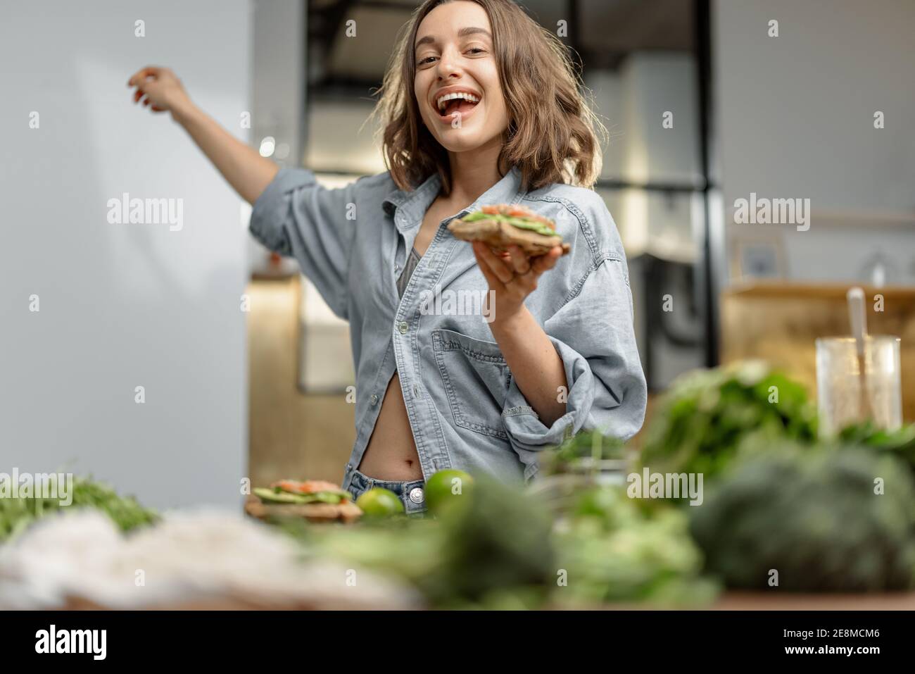 Glücklich schlanke Frau tanzen und zeigen ihr Gewicht zu verlieren Stockfoto