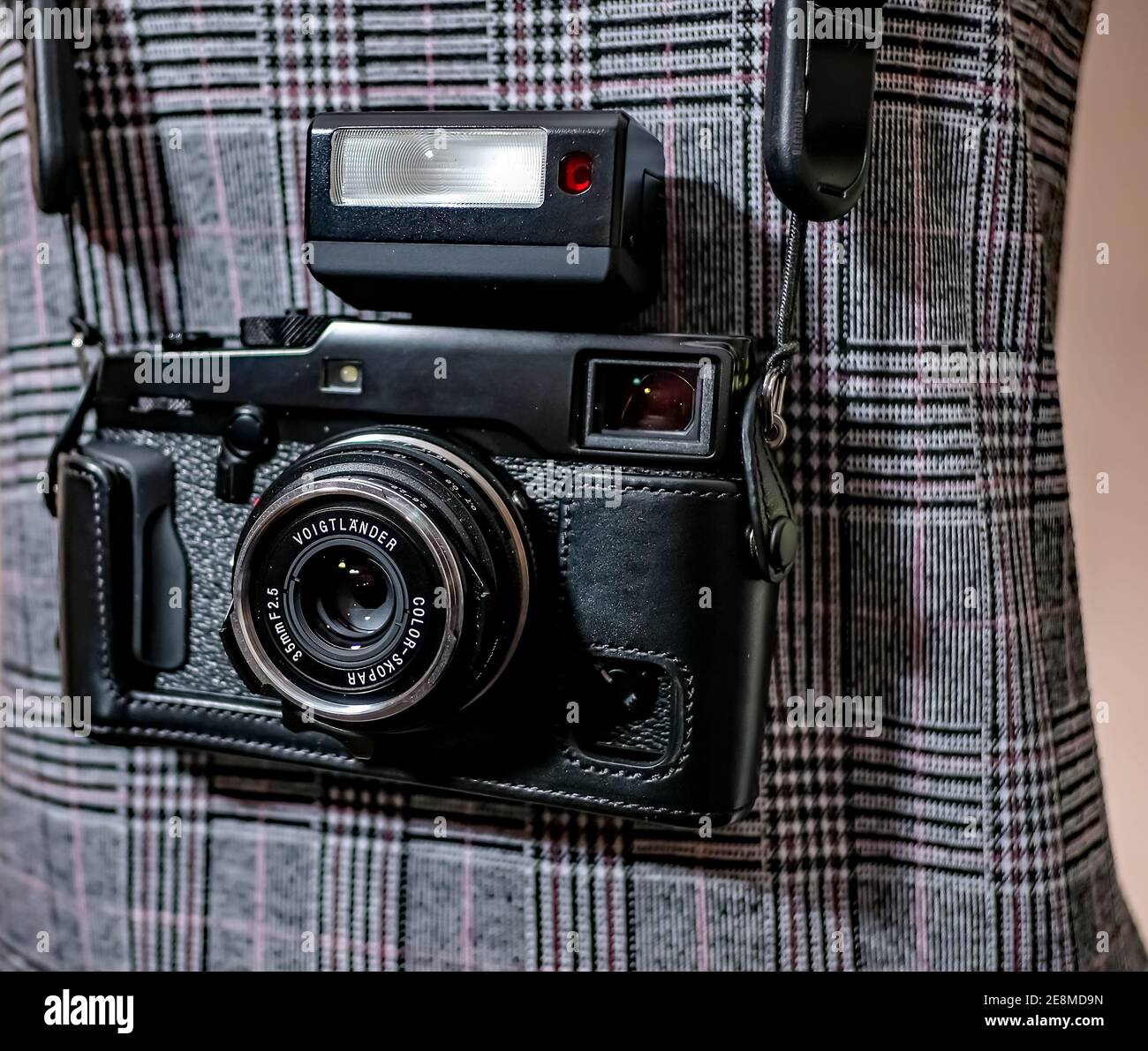 Norwich, Norfolk, Großbritannien – Dezember 28 2020. Ein illustratives Foto einer Nahaufnahme der Fuji Xpro 2 Entfernungsmesser-Kamera auf einem Tragegurt Stockfoto