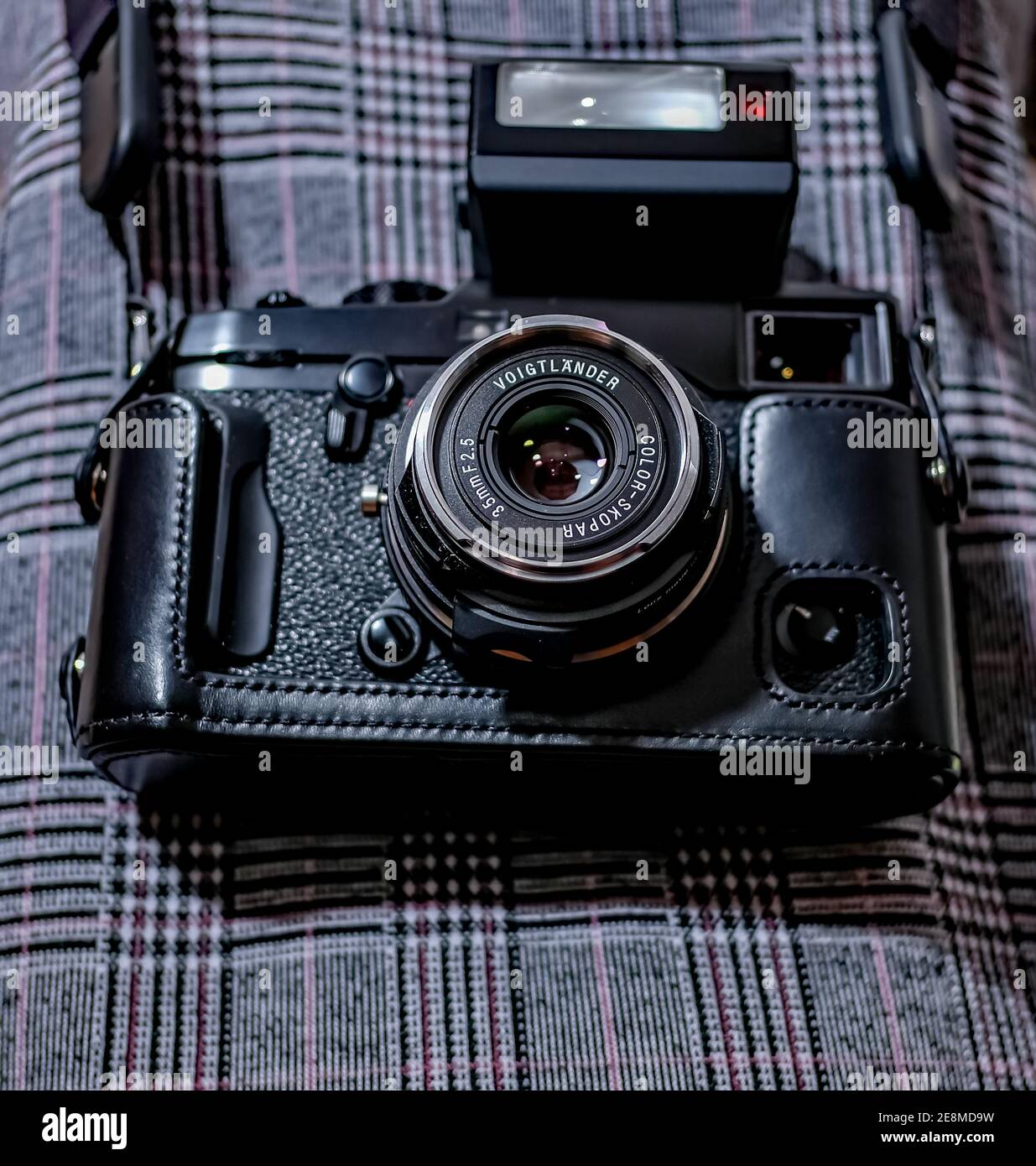 Norwich, Norfolk, Großbritannien – Dezember 28 2020. Ein illustratives Foto einer Nahaufnahme der Fuji Xpro 2 Entfernungsmesser-Kamera auf einem Tragegurt Stockfoto