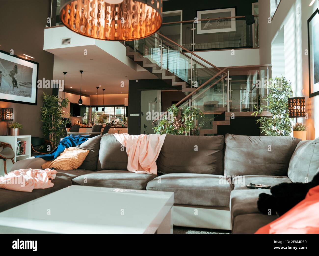Bild präsentiert das luxuriöse, gestaltete Wohnzimmer Stockfoto