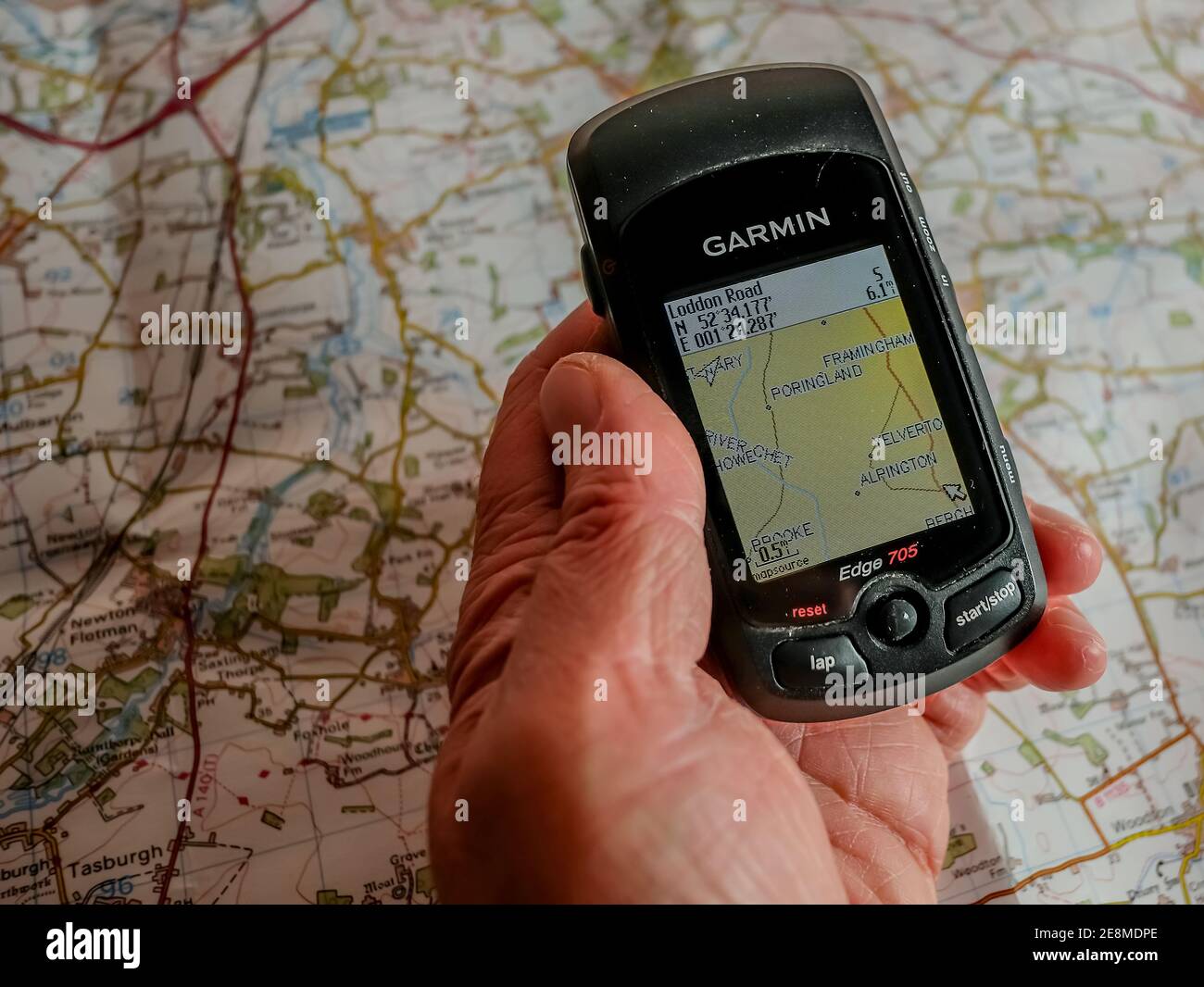 Norwich, Norfolk, Großbritannien – Dezember 24 2020. Ein illustratives redaktionelles Foto eines nicht identifizierbaren Menschen, der ein Garmin Edge 705 GPS-Gerät hält Stockfoto