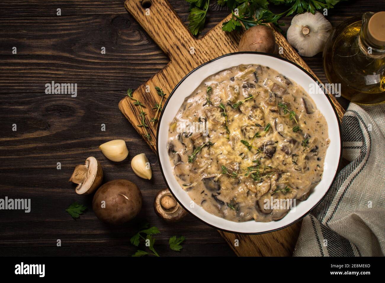 Champignons in Sahnesauce am weißen Tisch. Stockfoto