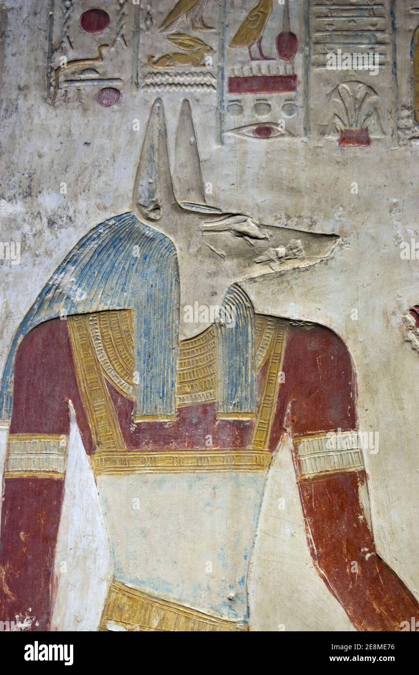 Altägyptische Reliefschnitzerei des Schakal-hauptgottes Anubis. Die Gottheit des Todes und der Mumifizierung. Alte Skulptur auf der öffentlichen Ausstellung über 1 Stockfoto