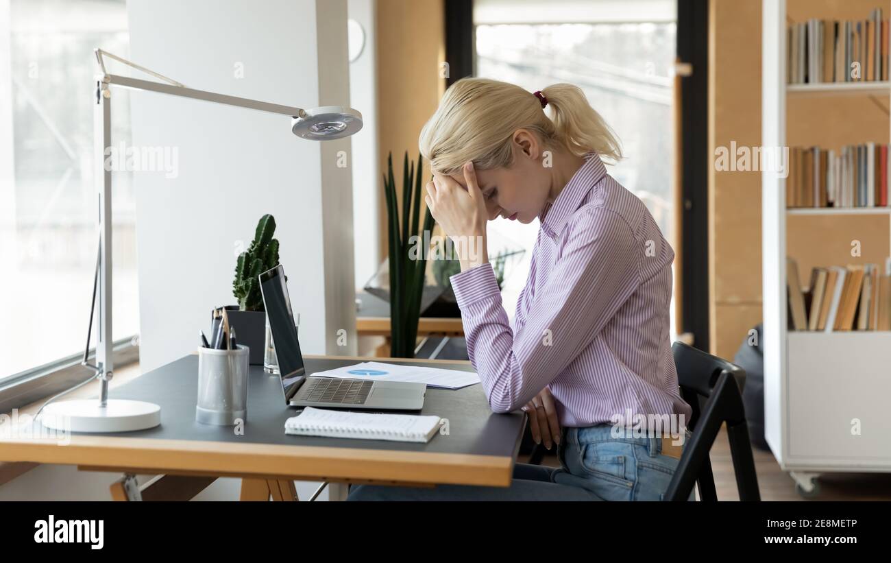 Müde weibliche Büroangestellte Gefühl Stress während der Arbeit Stockfoto