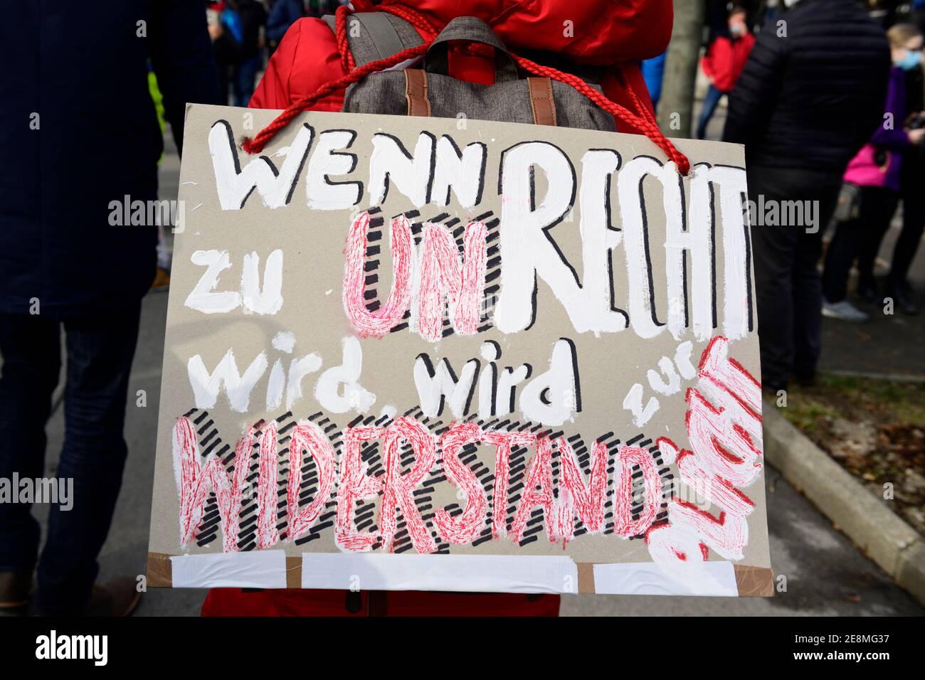 Januar 31, 2021. Wien, Österreich. Eine nicht registrierte Anti-Corona-Demonstration mit mehreren tausend Menschen wurde von der Polizei eingekreist und zerbrochen. Ein Zeichen, das lautet: "Wenn Recht falsch wird, wird Widerstand Pflicht". Stockfoto