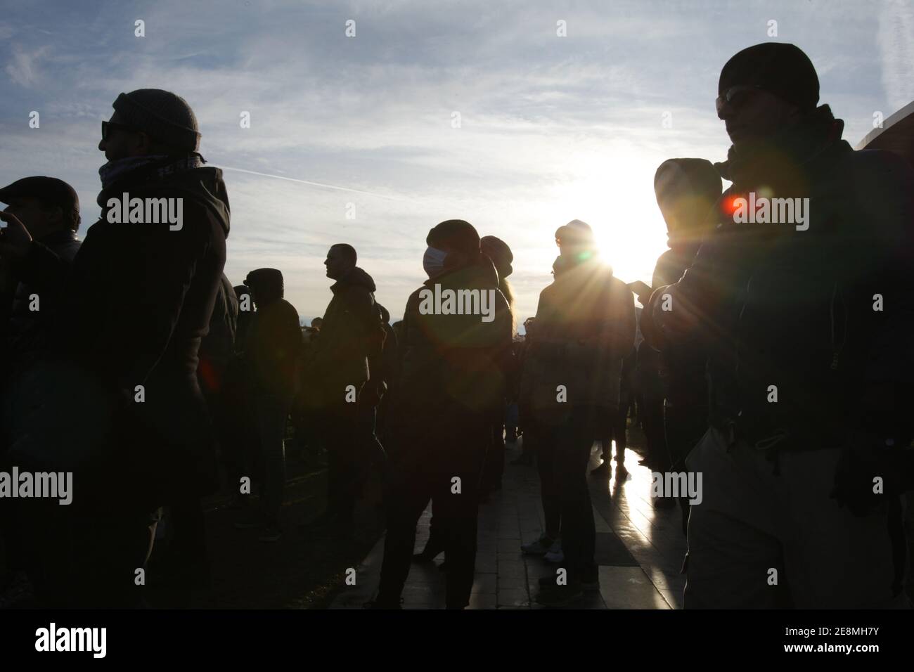 Anti-Lockdown-Demonstranten werden während einer illegalen Demonstration am Museumplein inmitten der Coronavirus-Pandemie am 31. Januar 2021 in Amsterd verschlappt Stockfoto