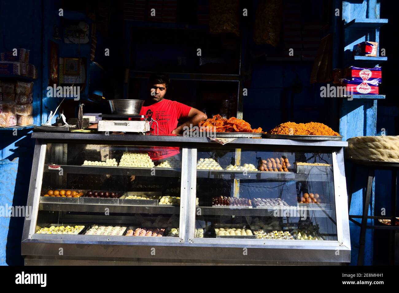 Jodhpur, Rajasthan, Indien - Dezember, 2016: Mann verkauft indische Süßigkeiten auf der Straße. Stockfoto