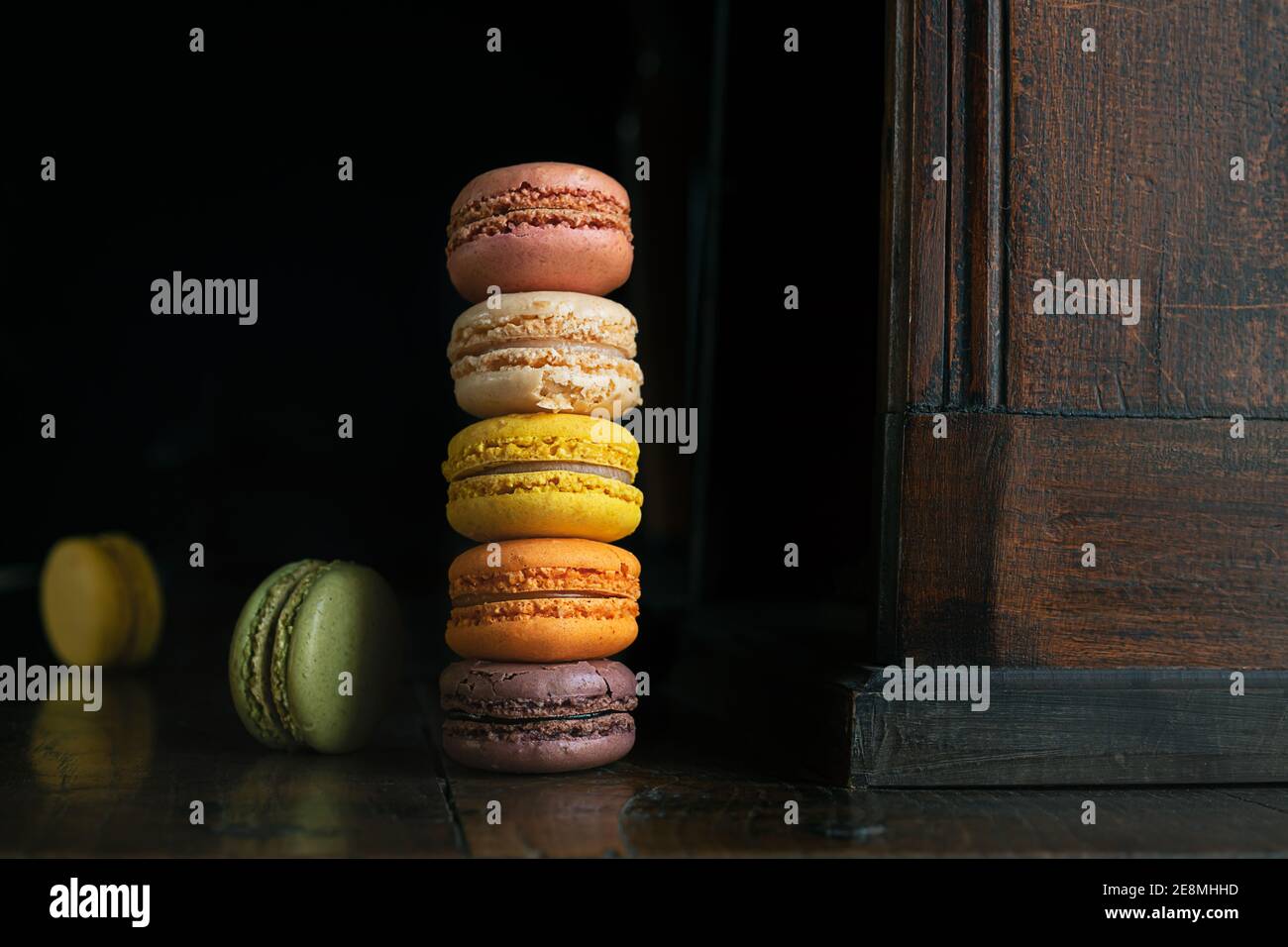 Köstliche bunte klassische französische Makronen oder Makronen auf einem alten Dunkle Anrichte im Vintage-Stil Stockfoto