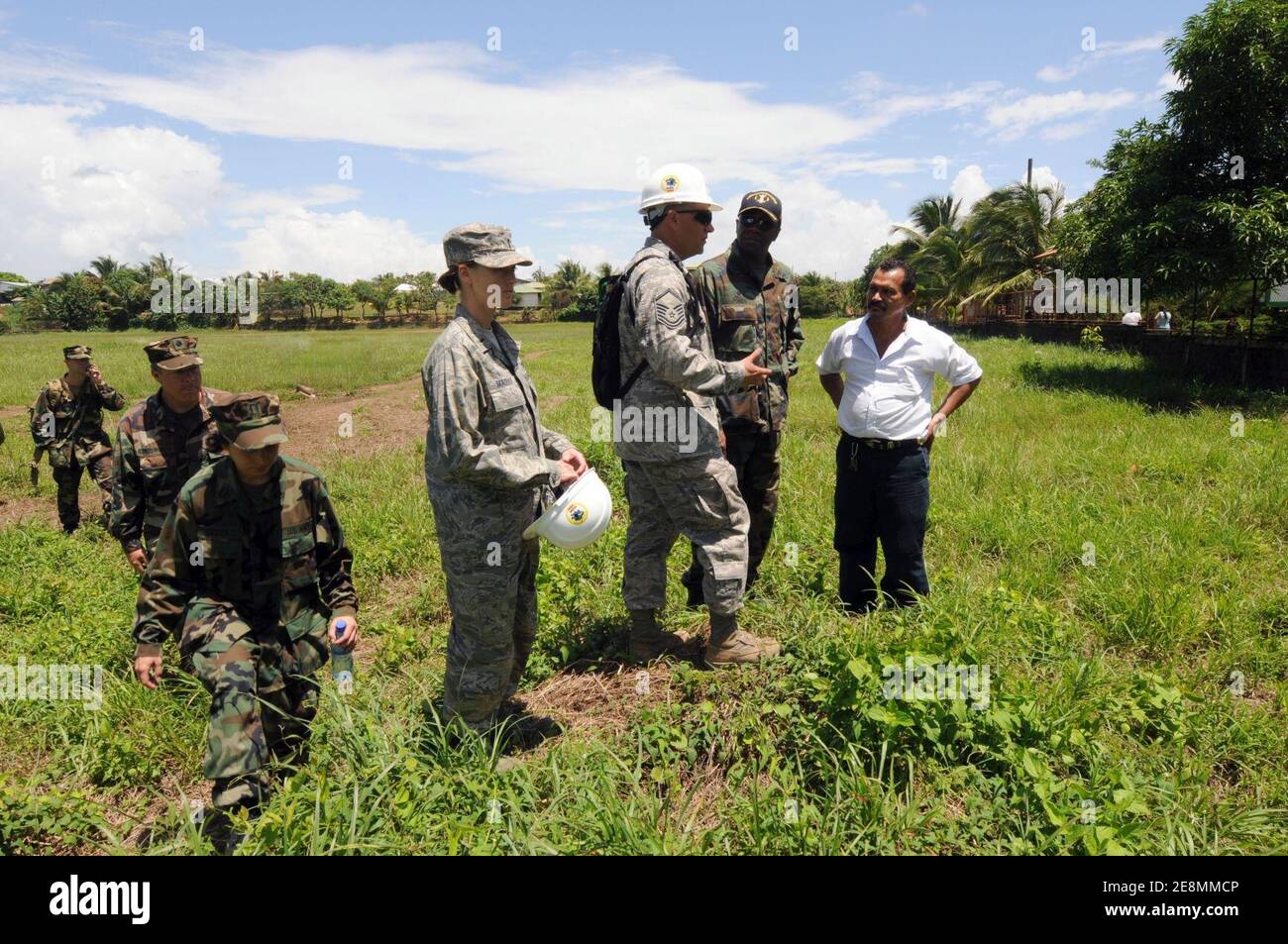 Der Missionskommandant Spricht Mit Nicaraguanern Während Der Fortsetzung Von Promise 2008 Stockfoto