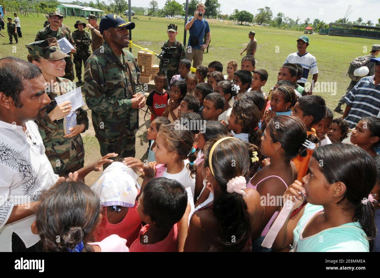 Der Missionskommandant Spricht Mit Nicaraguanern Während Der Fortsetzung Von Promise 2008 Stockfoto