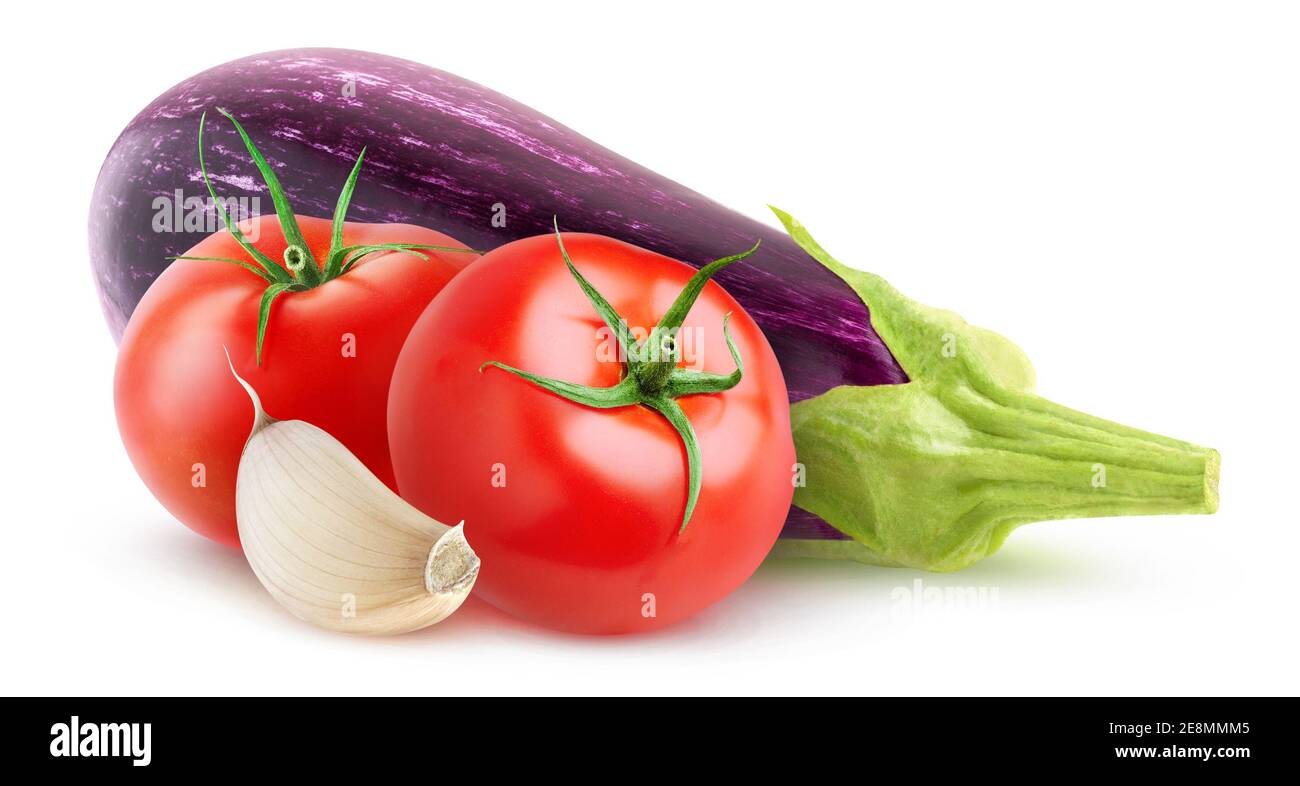 Isoliertes Gemüse. Rohe Auberginen, Tomaten und ein Stück Knoblauch isoliert auf weißem Hintergrund Stockfoto