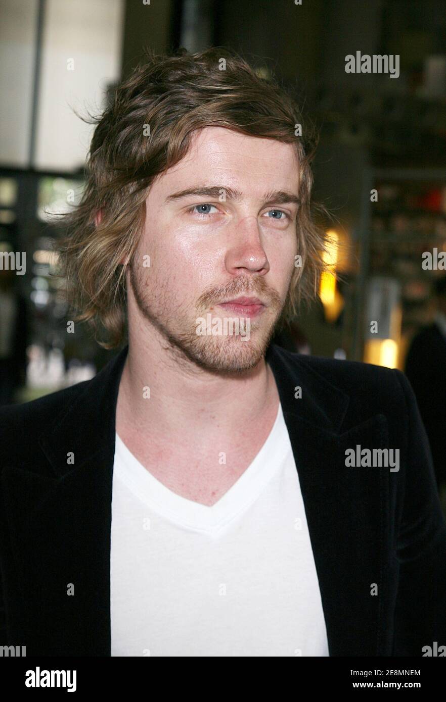 Sänger Julien (Gewinner der französischen TV-Reality-Show "La Nouvelle Star") nimmt an Christian Lacroix's Haute-Couture Herbst-Winter 2008-Präsentation der Kollektion Teil, die am 3. Juli 2007 im Palais de Tokyo in Paris, Frankreich, stattfand. Foto von Denis Guignebourg/ABACAPRESS.COM Stockfoto