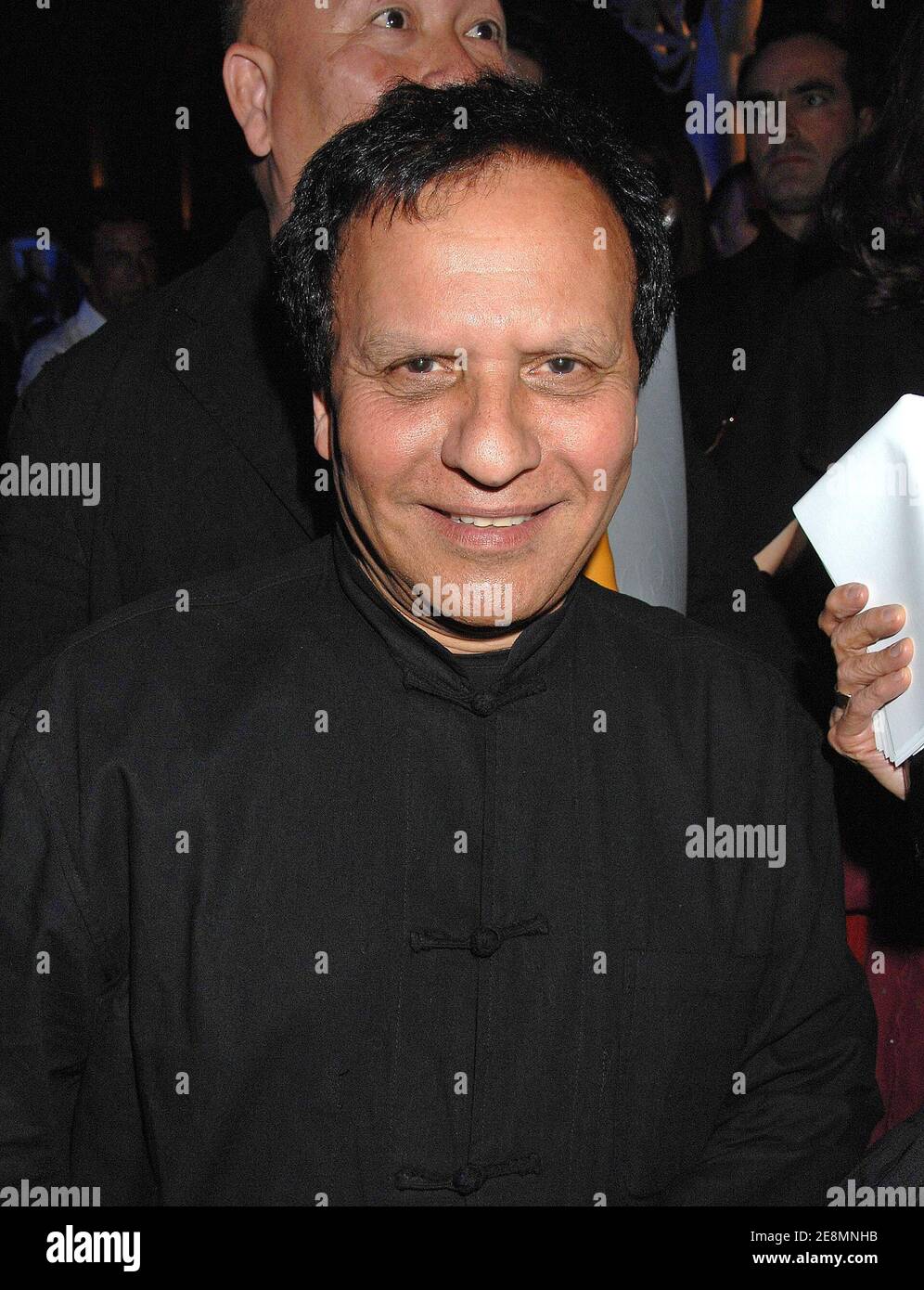 Azzedine Alaia starb um 77 Uhr - AKTEN - Modedesignerin Azzedine Alaia kommt zur Präsentation der Haute-Couture Herbst-Winter 2008 Kollektion von Dior, einer Sonderschau zum 60. Jahrestag der Marke, die am 2. Juli 2007 in der Orangerie des Schlosses Versailles bei Paris, Frankreich, stattfand. Foto von David Miller/ABACAPRESS.COM Stockfoto