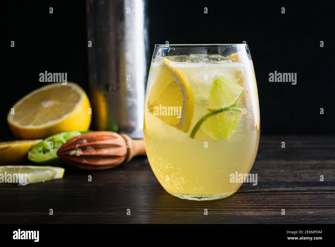 Sekt Grapefruit Elderflower Cocktail: Ein alkoholisches Getränk mit Grapefruit-aromatisiertem Seltzerwasser, Zitrussaft und Holunderblütenlikör Stockfoto