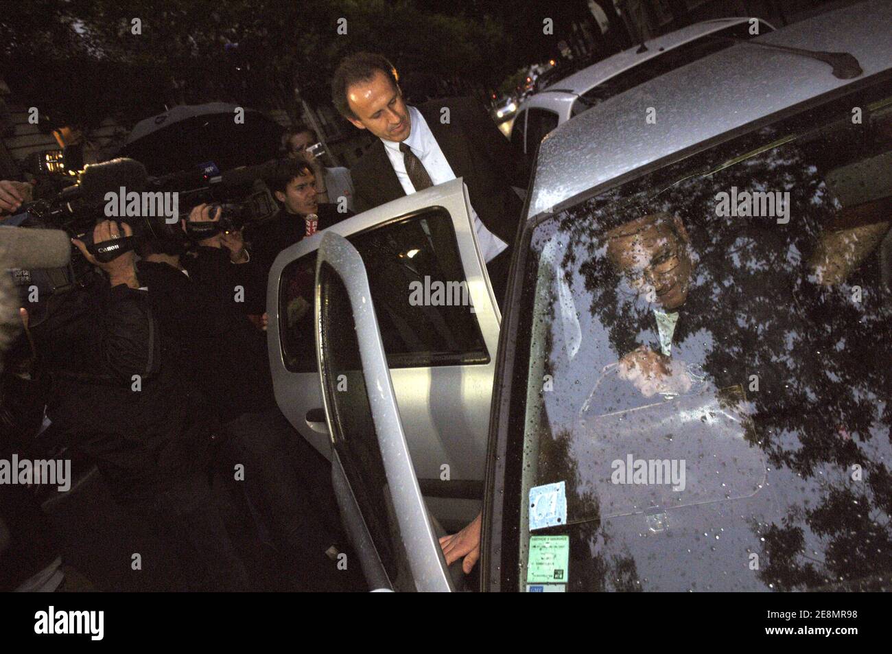 Die französischen Richter Jean-Marie d'Huy (Back) und Henri Pons (Front) suchten am 5. Juli 2007 im Rahmen einer Untersuchung der Vorwürfe einer Verleumdungskampagne gegen Präsident Nicolas Sarkozy in Paris, Frankreich, das Haus von Dominique de Villepin auf. Material, das auf dem Computer einer der Hauptfiguren der Clearstream-Affäre gefunden wurde, impliziert de Villepin. Foto von Motte-Taamallah/ABACAPRESS.COM Stockfoto