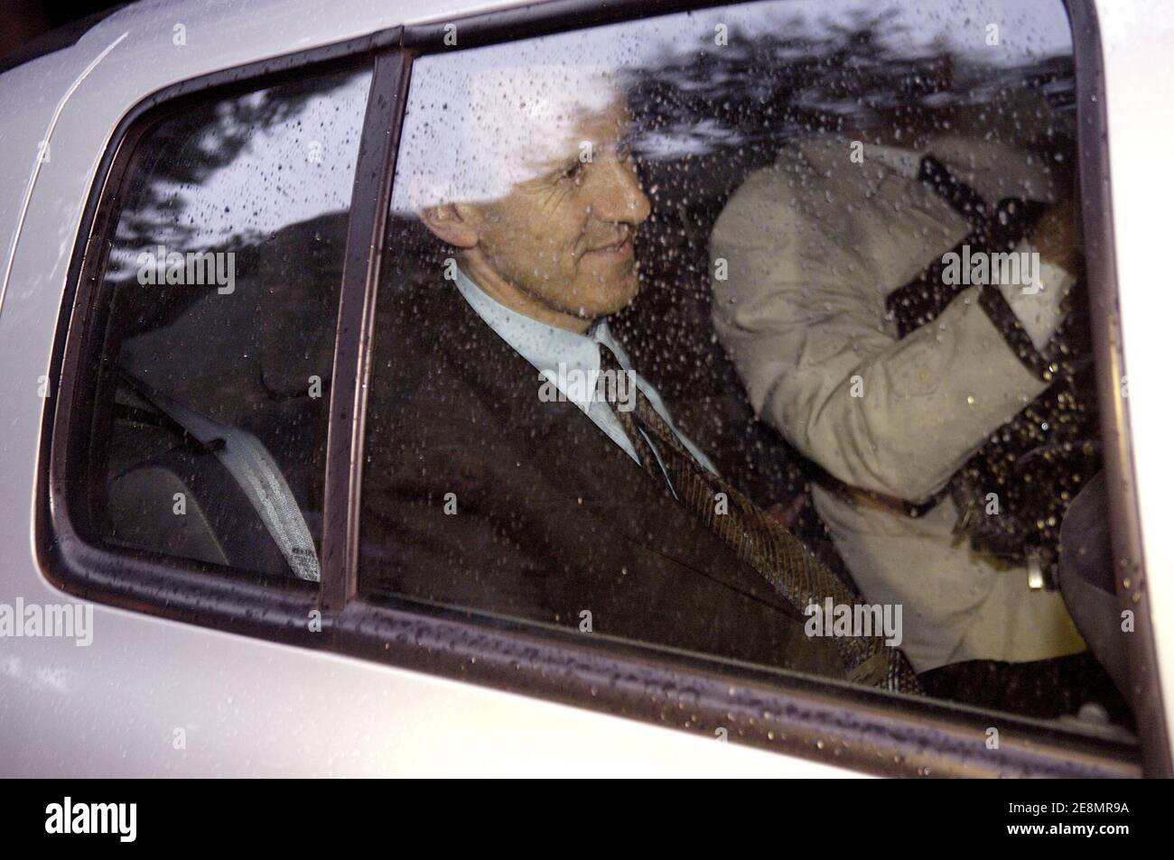 Die französischen Richter Jean-Marie d'Huy verlassen das Haus von Dominique de Villepin im Rahmen einer Untersuchung der Vorwürfe einer Verleumdungskampagne gegen Präsident Nicolas Sarkozy am 5. Juli 2007 in Paris. Material, das auf dem Computer einer der Hauptfiguren der Clearstream-Affäre gefunden wurde, impliziert de Villepin. Foto von Motte-Taamallah/ABACAPRESS.COM Stockfoto