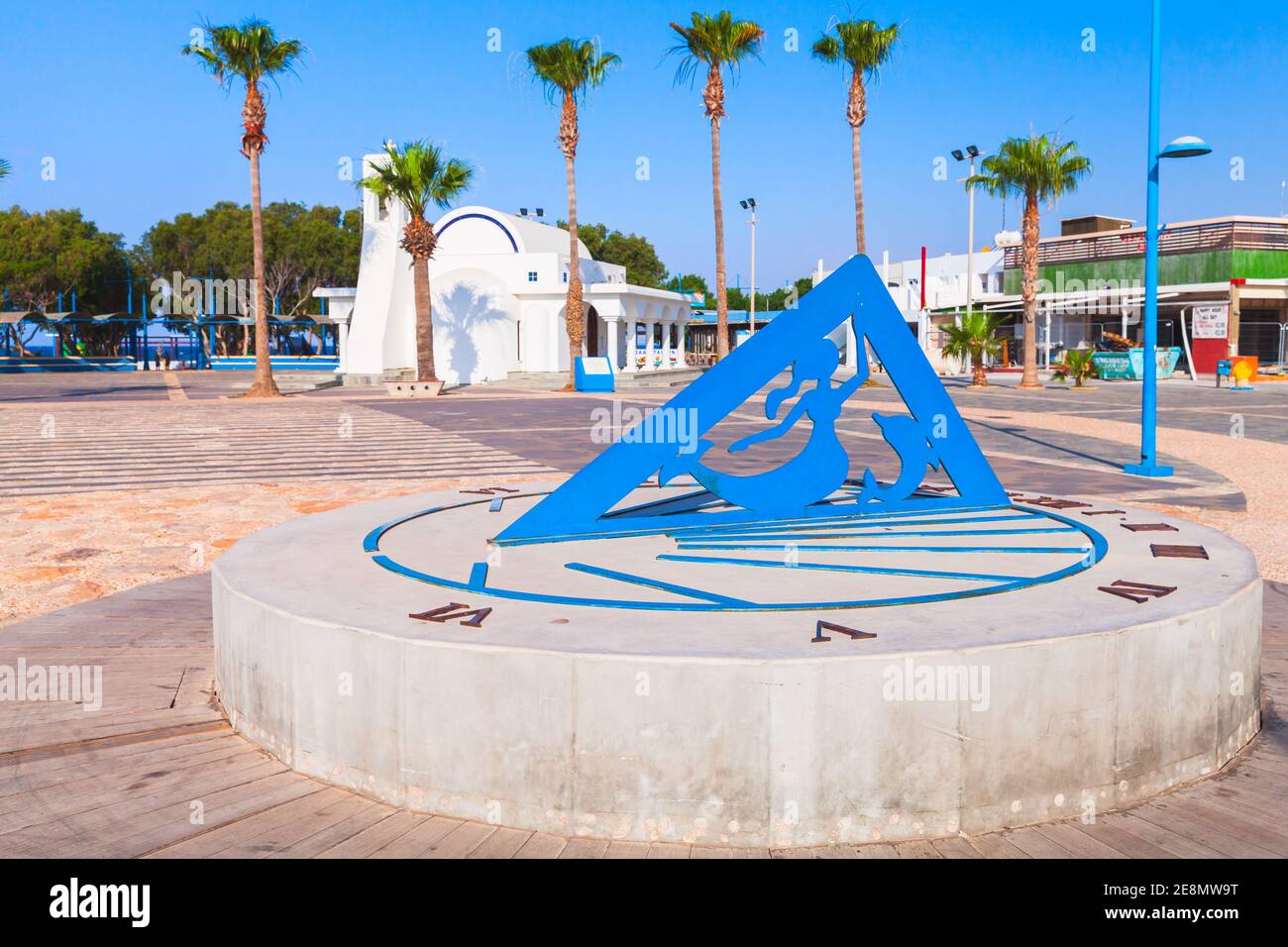 Ayia Napa, Zypern - 11. Juni 2018: Sonnenuhr in der Nähe der Agios Georgios Kapelle in Agia Napa Resort Stadt Stockfoto