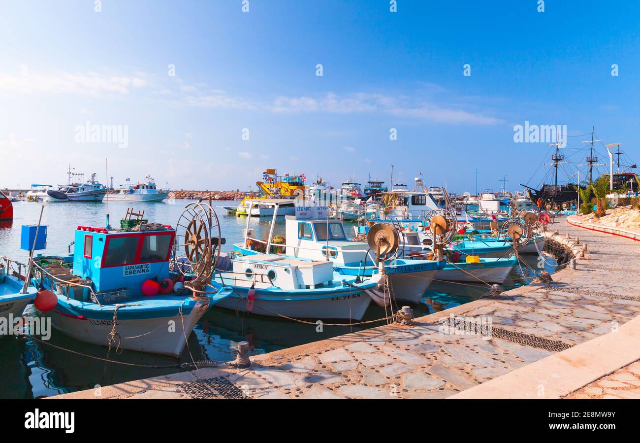 Ayia Napa, Zypern - 11. Juni 2018: Kleine griechische Fischerboote werden am Yachthafen von Agia Napa festgemacht Stockfoto