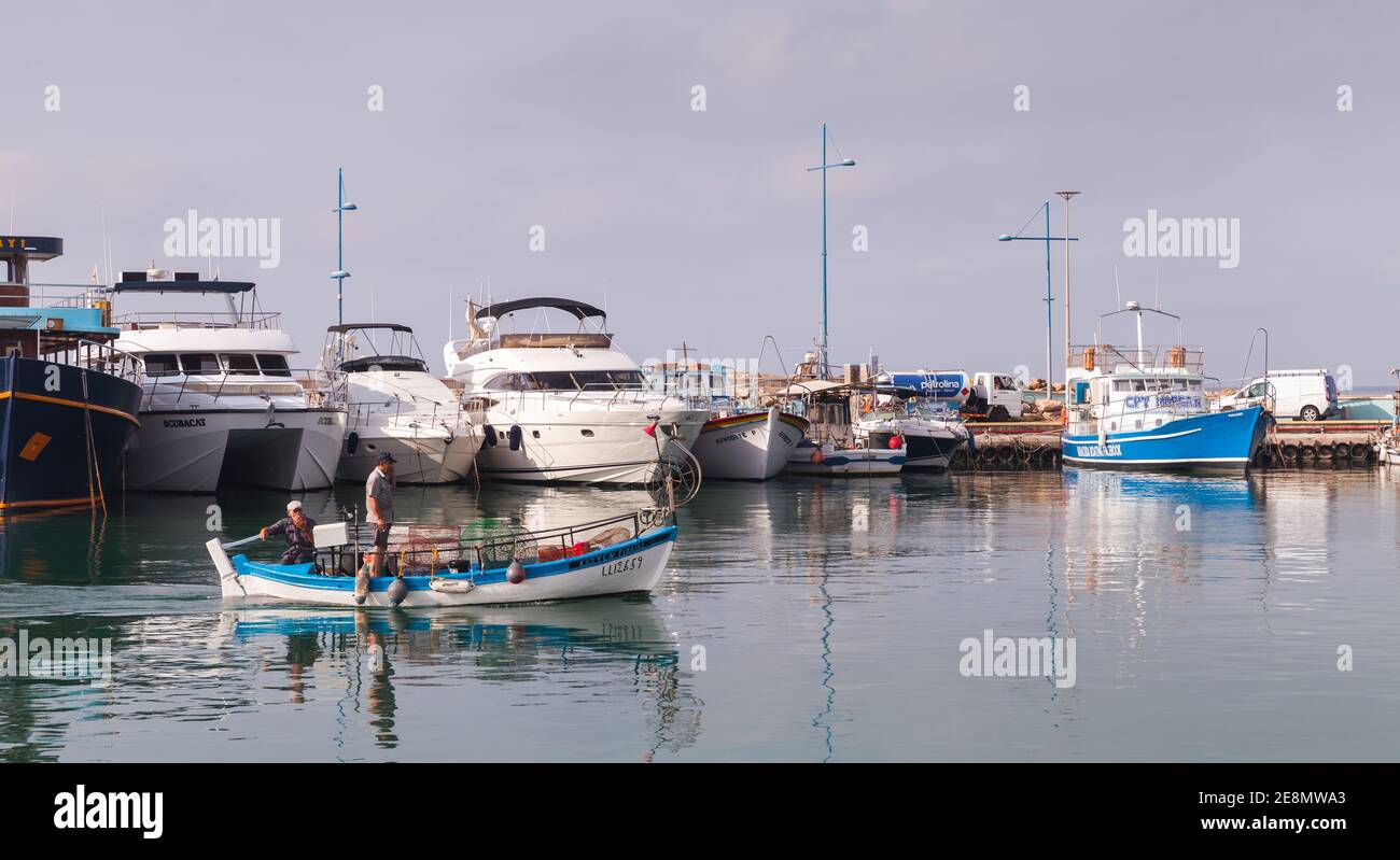 Ayia Napa, Zypern - 16. Juni 2018: Fischer auf Holzboot in Agia Napa Marina am Morgen Stockfoto