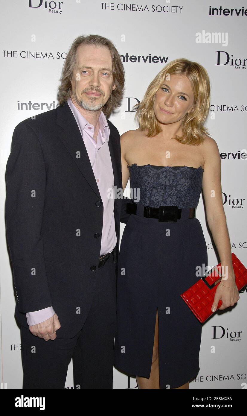 Regisseur und Cast-Mitglied Steve Buscemi und Cast-Mitglied Sienna Miller nehmen am 11. Juli 2007 an einer Sondervorführung von "Interview" im Tribeca Grand Hotel in New York City, NY, USA Teil. Foto von David Miller/ABACAPRES.COM Stockfoto