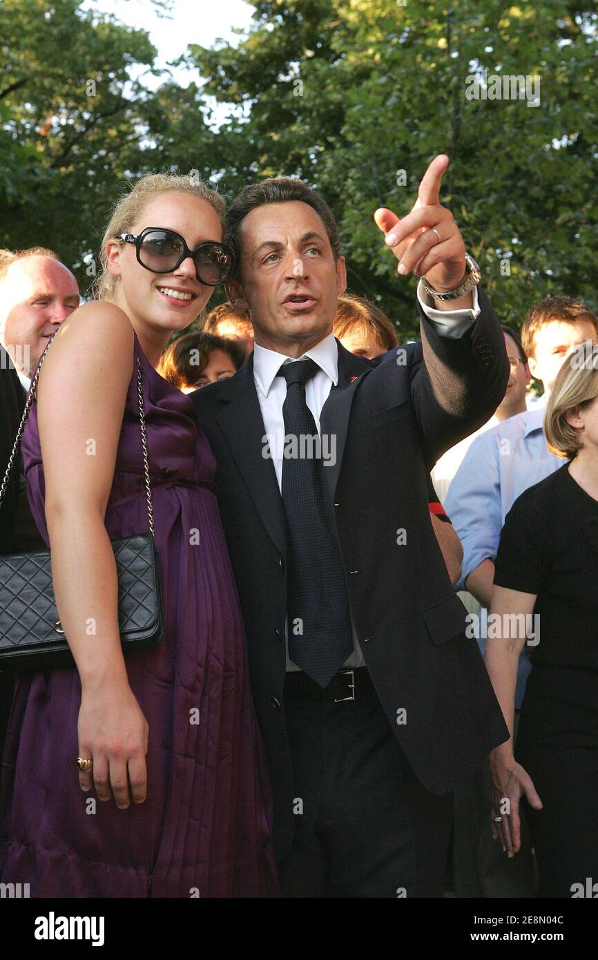 Der französische Präsident Nicolas Sarkozy nimmt in Begleitung seiner Stieftochter Judith Martin am 14. Juli 2007 an einem Konzert im Rahmen der Bastille-Feier in Paris Teil. Foto von Tom Haley/POOL/ABACAPRESS.COM Stockfoto