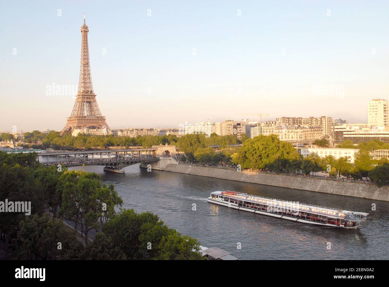 Blick auf den Eiffelturm in der 'Soiree Blanche', die der beste Geschäftsmann des Jahres Pierre Guillermo am 14. Juli 2007 in Paris, Frankreich, organisiert hat. Foto von Helder Januario/ABACAPRESS.COM Stockfoto