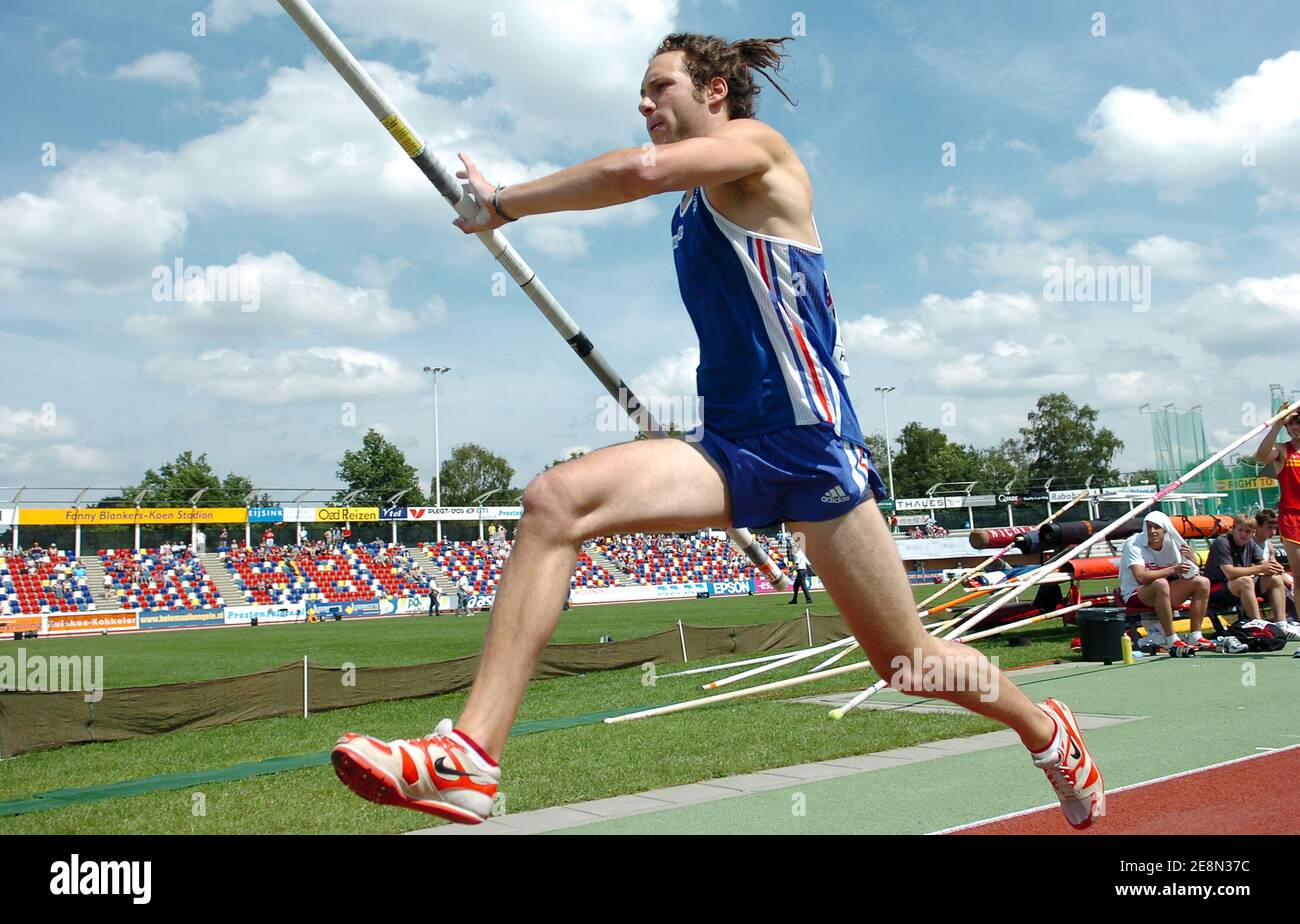 Der Franzose Jerome Leroy tritt am 21. Juli 2007 im niederländischen Hengelo bei den Leichtathletik-Junioren-Europameisterschaften im Stabhochsprung der Männer an. Foto von Nicolas Gouhier/Cameleon/ABACAPRESS.COM Stockfoto