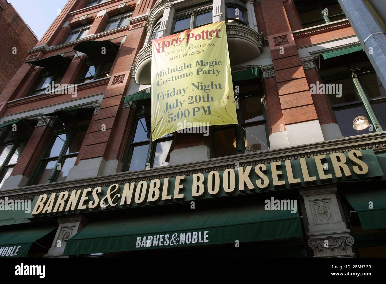 Außenansicht einer Barnes & Noble Buchhandlung in New York, NY am 21. Juli 2007, als die siebte und letzte Ausgabe des britischen Autors J.K. Rowlings Harry Potter-Serie 'Harry Potter und die Heiligtümer des Todes' geht in den Handel. Foto von Charles Guerin/ABACAPRESS.COM Stockfoto