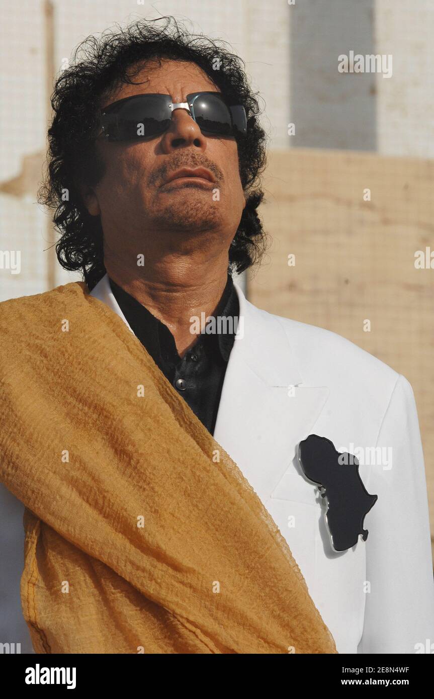 Der französische Präsident Nicolas Sarkozy wird am 25. Juli 2007 von dem libyschen Staatschef Moammar Gadhafi bei seiner Ankunft in Tripolis, Libyen, begrüßt. Frankreich und Libyen haben am Mittwoch eine Absichtserklärung zum Bau eines libyschen Atomreaktors zur Wasserentsalzung unterzeichnet und eine Reihe weiterer Abkommen abgeschlossen. Foto von Christophe Guibbaud/ABACAPRESS.COM Stockfoto