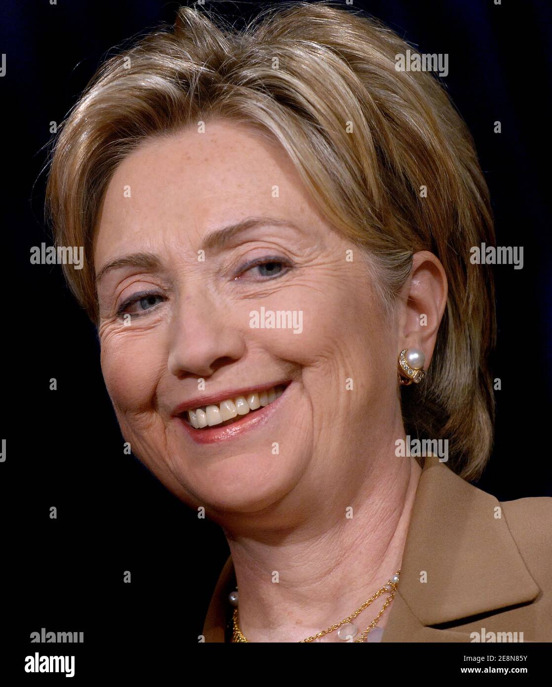 Senatorin Hillary Clinton (D-N.Y.), eine Präsidentschaftskandidatin der Demokraten aus dem Jahr 2008, hält eine Pressekonferenz ab, um die Umverteilung des Irak in Washington, DC, USA, am 2. August 2007 zu diskutieren. Foto von Olivier Douliery/ABACAPRESS.COM Stockfoto
