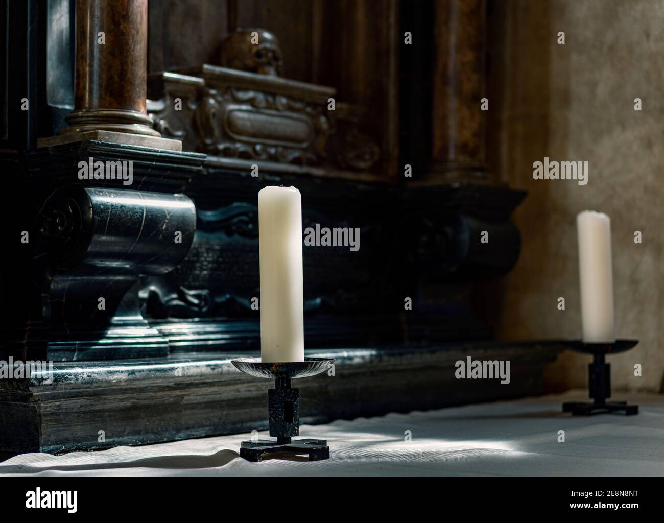 Kerzen In Der Kirche Stockfoto