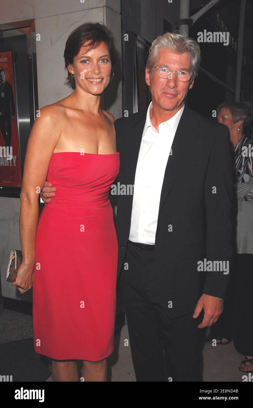 Die Schauspieler Carey Lowell und Richard Gere nehmen an der New Yorker Premiere von "The Hunting Party" Teil, die am Mittwoch, 22. August 2007 im Pariser Theater in New York City, USA, stattfand. Foto von Gregorio Binuya/ABACAPRESS.COM Stockfoto