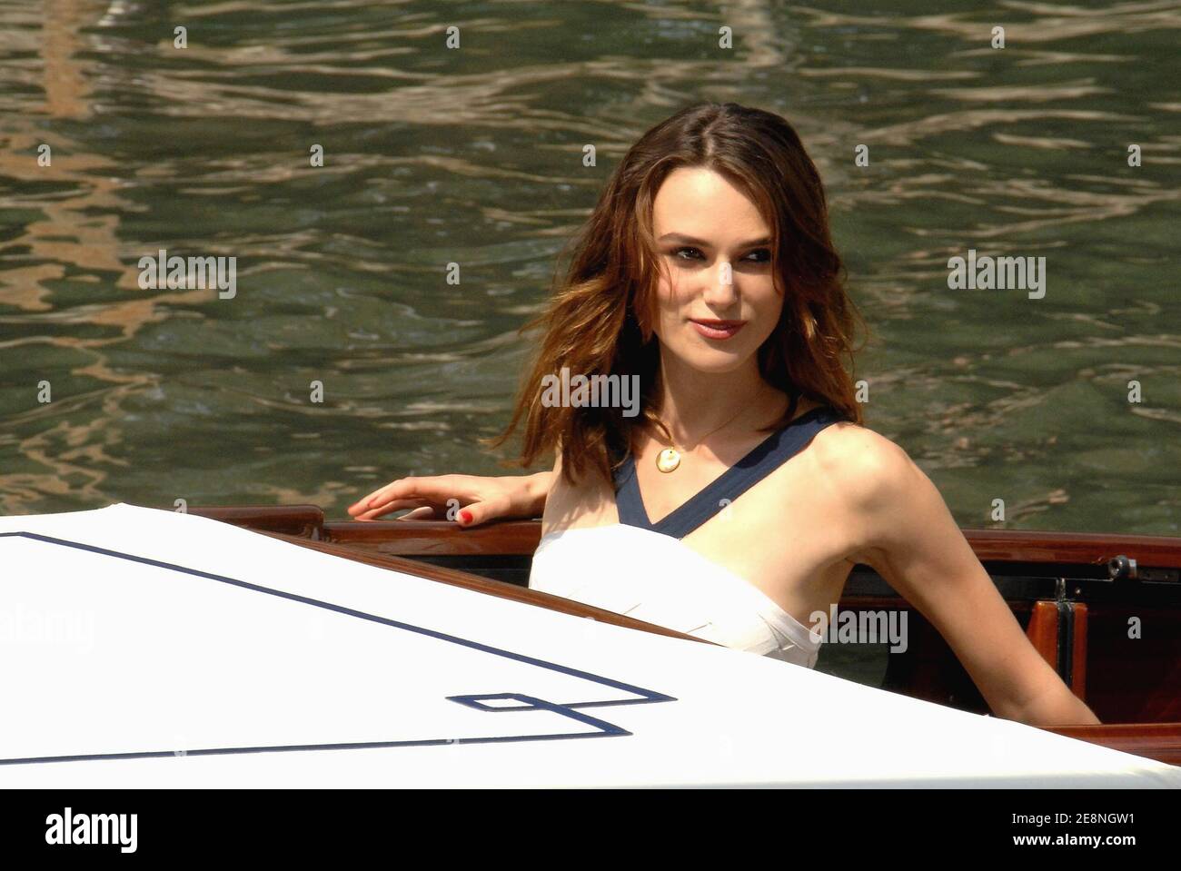 Die britische Schauspielerin Keira Knightley kommt mit dem Taxi-Boot ins Casino des Lido, um an der Pressekonferenz und der Fotokonferenz "Buße" während des 64. Jährlichen Filmfestivals in Venedig am 29. August 2007 teilzunehmen. Foto von Charriau-Khayat/ABAC Stockfoto