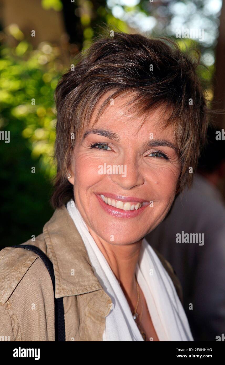 EXKLUSIV. Die französische Schauspielerin Veronique Jannot posiert für unseren Fotografen nach der Aufnahme der französischen Fernsehsendung 'Vivement Dimanche', die am 29. August 2007 im Studio Gabriel in Paris, Frankreich, stattfand. Foto von Denis Guignebourg/ABACAPRESS.COM Stockfoto