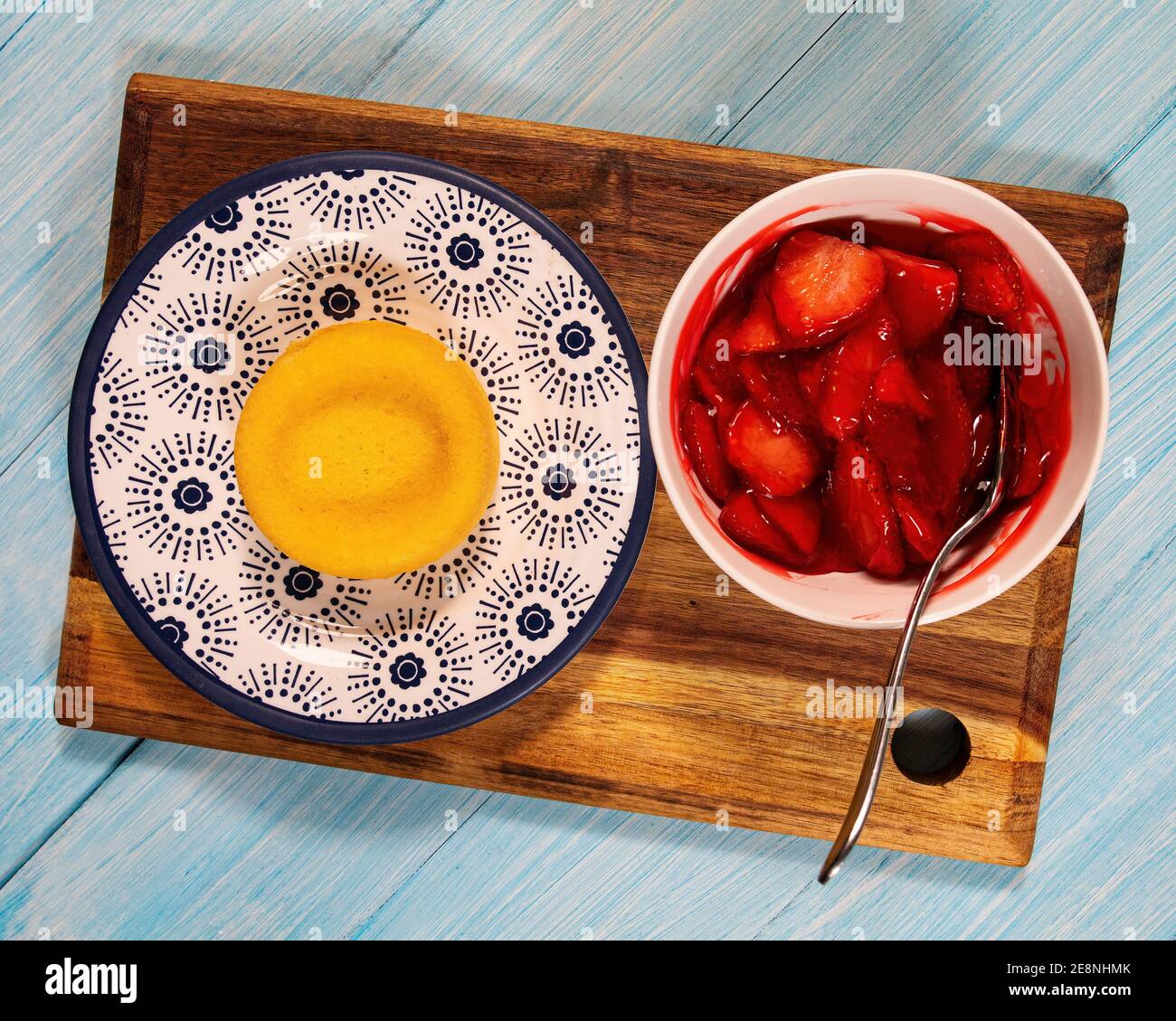 Glasierte Erdbeeren sind bereit, auf einen Dessetkuchen zu löffeln. Stockfoto