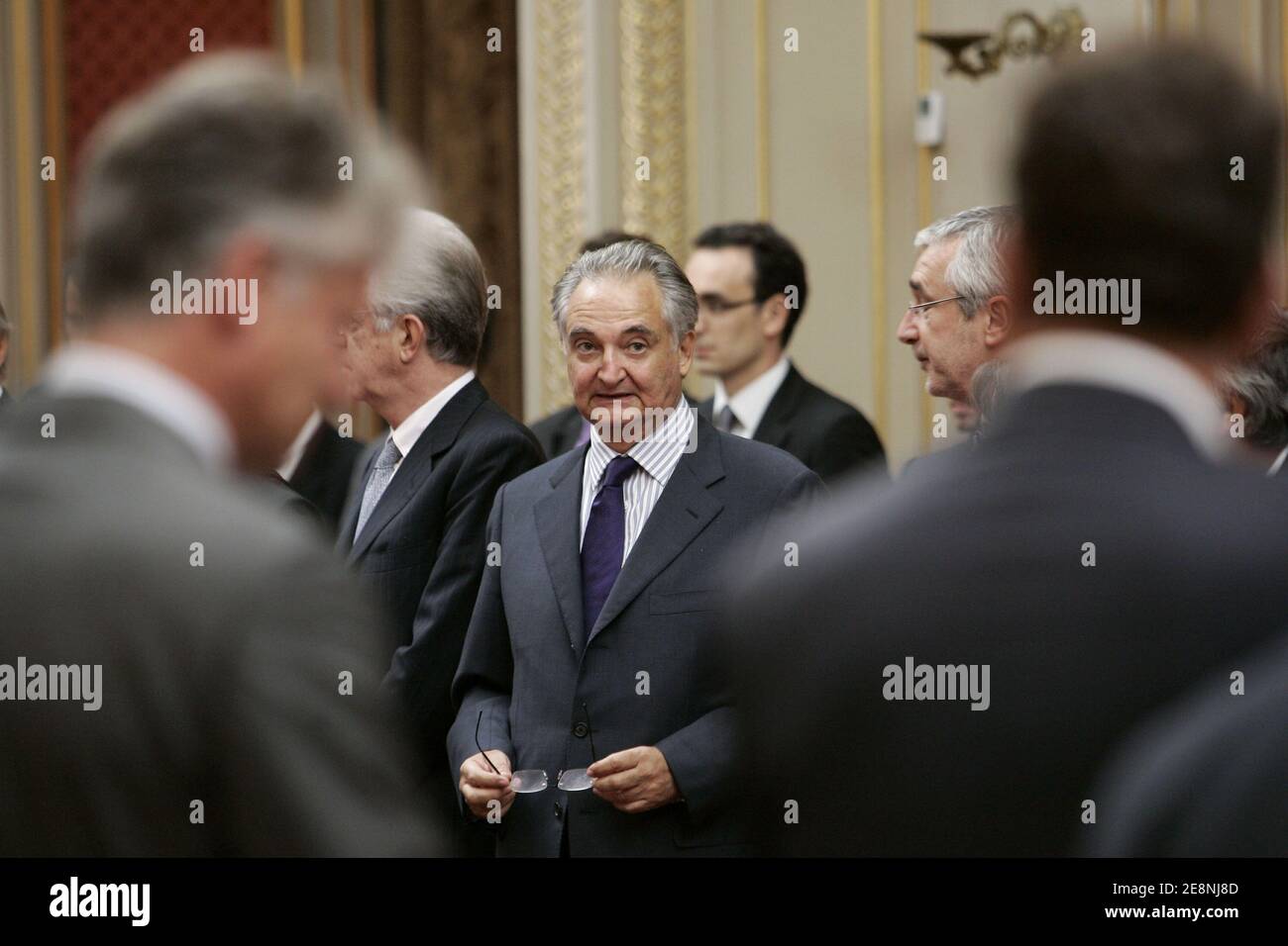 Präsident Nicolas Sarkozy empfängt Jacques Attali und die Mitglieder der Kommission für die Freiheit des französischen Wirtschaftswachstums (Commission pour la Liberation de la Croissance Francaise), die er am 30. August 2007 in Paris leitet. Foto von Gilles Bassignac/Pool/ABACAPRESS.COM Stockfoto