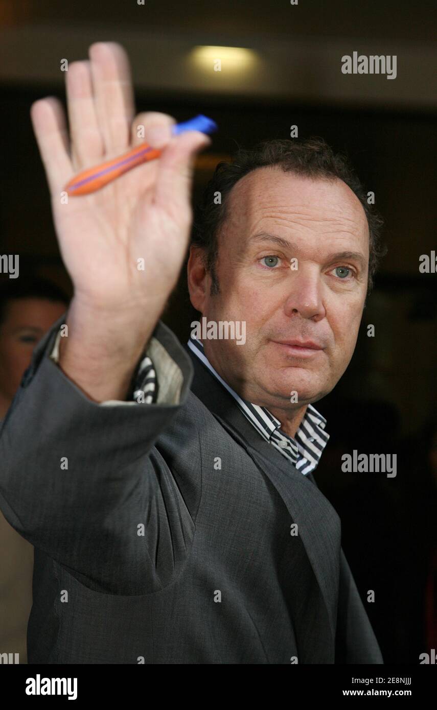 TV-Moderator Julien Lepers nimmt an der jährlichen Pressekonferenz von France Televisions Teil, die am 30. August 2007 im Salle Pleyel in Paris, Frankreich, stattfand. Foto von Gorassini-Guignebourg/ABACAPRESS.COM Stockfoto