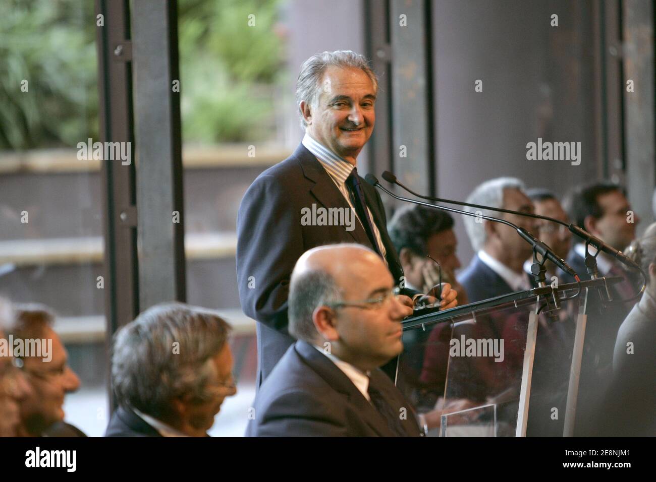 Der Präsident der kommission für die Freiheit des französischen Wirtschaftswachstums (CLCF) Jacques Attali hält am 30. August 2007 eine Pressekonferenz im Quai Branly Museum in Paris, Frankreich. Nach einem Treffen mit Präsident Nicolas Sarkozy stellte er die Mitglieder und die wirtschaftlichen Ziele dieser neuen kommission vor. Foto von Thibault Camus/ ABACAPRESS.COM Stockfoto