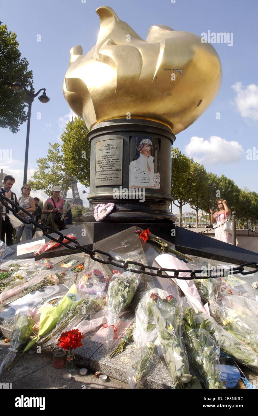 Eine Handvoll Diana-Fans versammeln sich am 10. August 2007 in Paris, Frankreich, am Standort von Paris, wo der Wagen der Prinzessin vor 31 Jahren abgestürzt ist. Der Alma-Tunnel am Nordufer der seine ist ein muss für Touristen, die sich an den Ort hinziehen, an dem die 36-jährige Diana am 31. August 1997 kurz nach Mitternacht abgestürzt ist. Foto von Giancarlo Gorassini/ABACAPRESS.COM Stockfoto