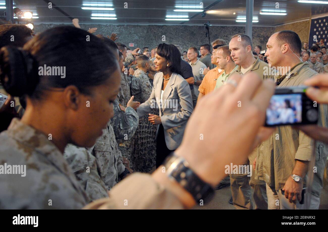 US-Dienstmitglieder versammeln sich am 3. September 2007 um Außenministerin Condoleezza Rice während des überraschenden Besuchs von Präsident George W. Bush auf der Al Asad Air Base im Irak. Foto von DOD über ABACAPRESS.COM Stockfoto