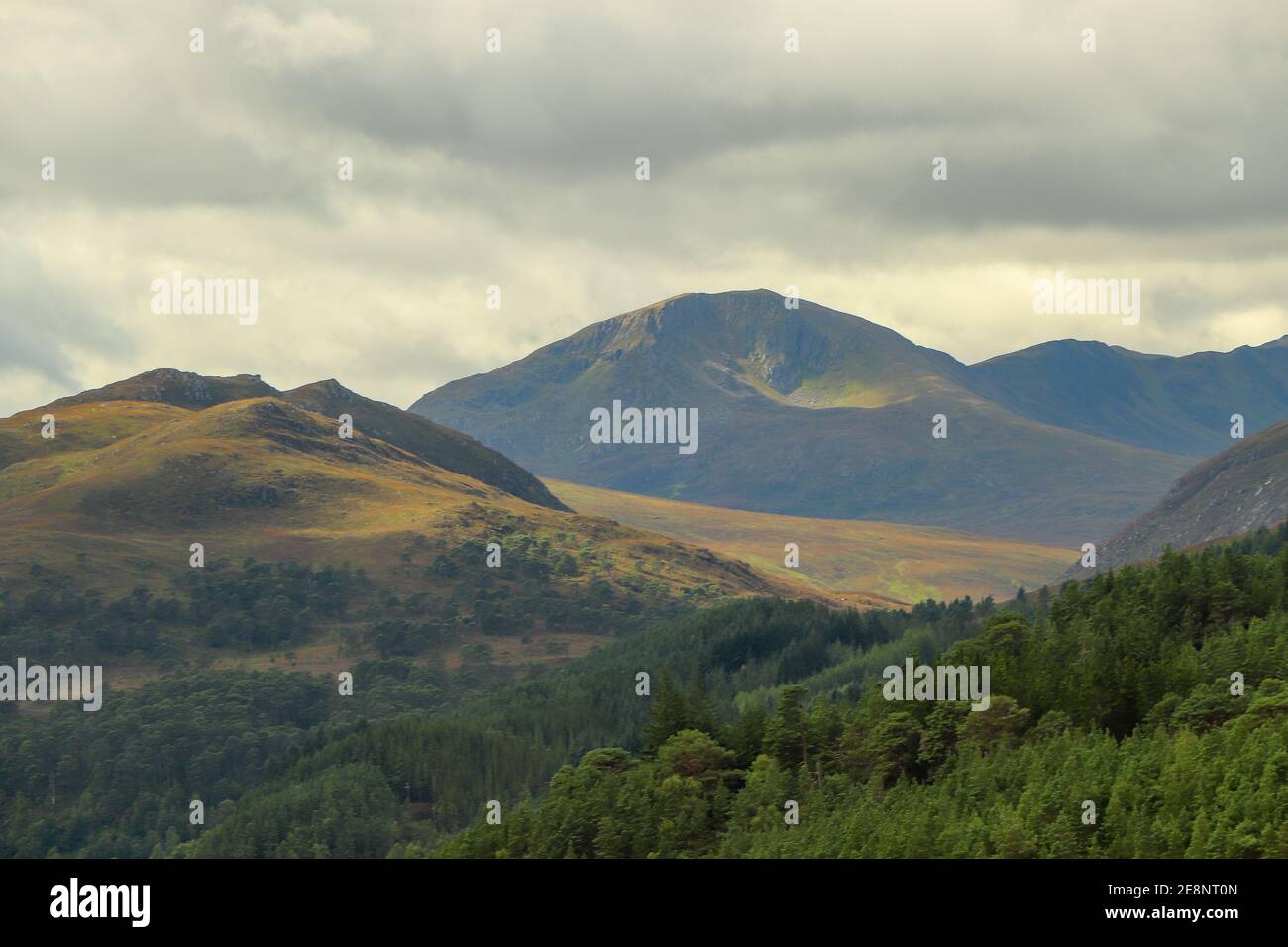 Ein Blick von den Hügeln Schottlands auf die Täler, Flüsse und Seen Stockfoto