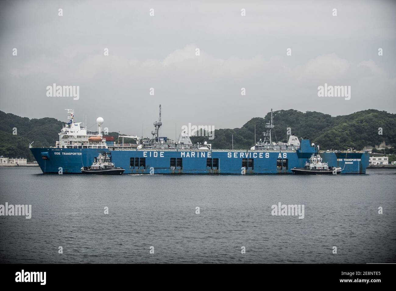 Mine Gegenmaßnahmen Schiffe USS Pioneer (MCM 9) und USS Chief (MCM 14) Werden in Flottenaktivitäten Yokosuka Marinestützpunkt von einem geschleppt EIDE Marine Services Frachtschiff 140626 Stockfoto