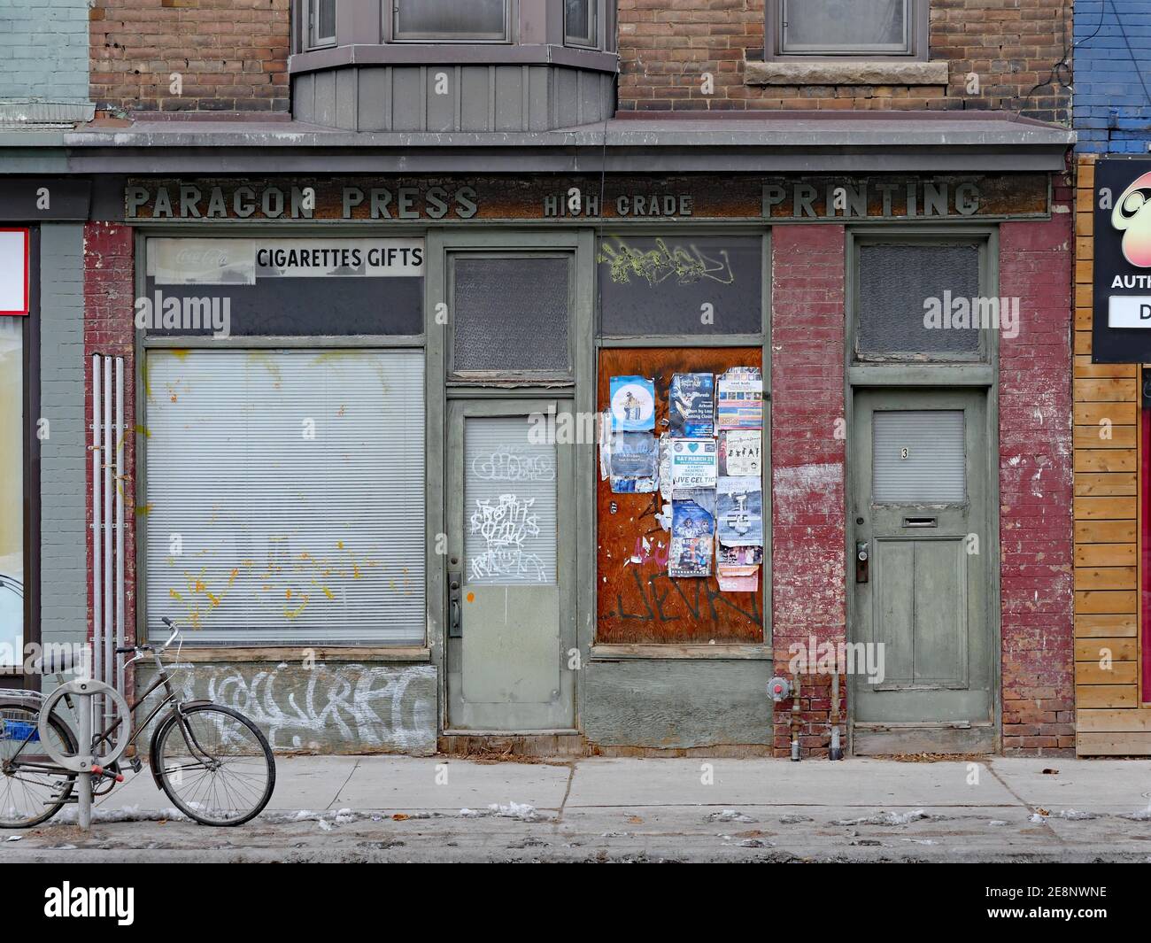 Toronto, Kanada - 31. Januar 2021: Ältere Viertel von Toronto bewahren einige interessante Vintage-kommerzielle Architektur. Stockfoto